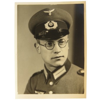 Ett porträttfoto av en signal- eller kavallerisoldat från Wehrmacht i uniform.. Espenlaub militaria